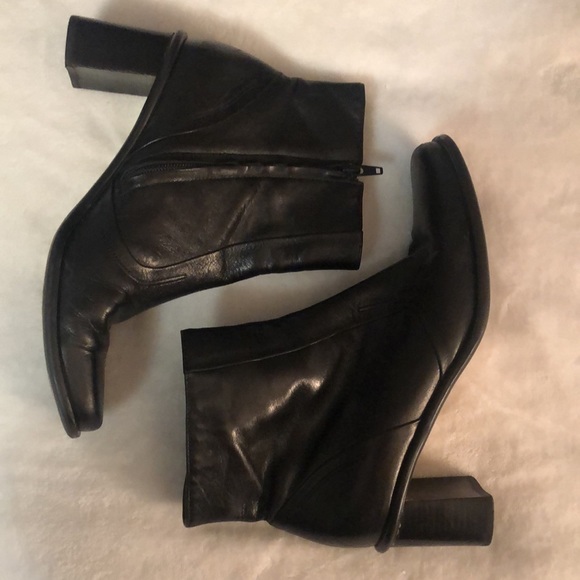 Etienne Aigner 100% black leather sz 8 booties with zipper and 2.25” heel - Picture 4 of 12